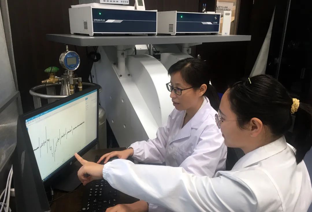 충칭대학교 분석 및 테스트 센터 교수들은 테스트 서비스에 CIQTEK EPR 분광기를 사용했습니다.