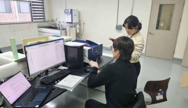 Benchtop EPR spectrometer in chemistry teaching lab – CIQTEK system in use